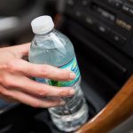 مجموعة من الخبراء يحذرون السائقين من وضع زجاجات الماء داخل مقصورة السيارة